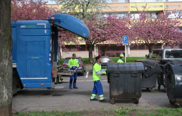 Příští rok zaplatíte za odpad o 200 korun víc než letos, zdražení schválili radní