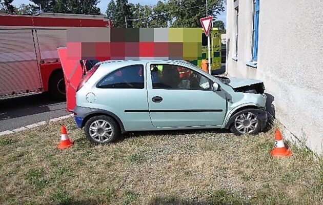 Pětasedmdesátiletý řidič narazil s autem do budovy a na místě zemřel