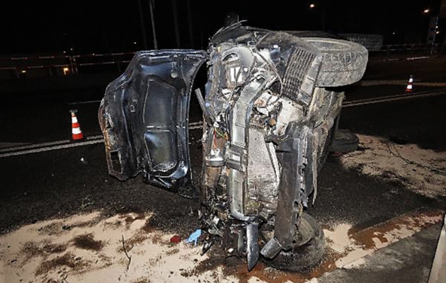 Opilý řidič nezvládl auto, přelomil strom a narazil do osvětlení