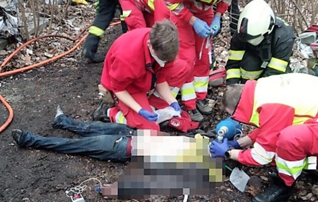 V domě obývaném bezdomovci hořelo, jednoho člověka museli resuscitovat