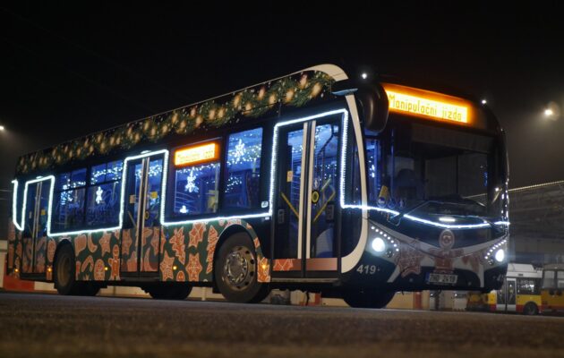 Po Hradci už jezdí vánoční elektrobus. Přidá se i vánoční linka, bude zdarma