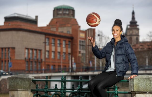 Titulní stranu Salonek zdobí basketbalistka Pamela Therese Effangová