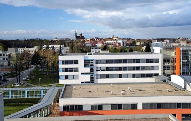 Fakultní nemocnice omezuje operace, uvolňuje lůžka pro lidi s covidem