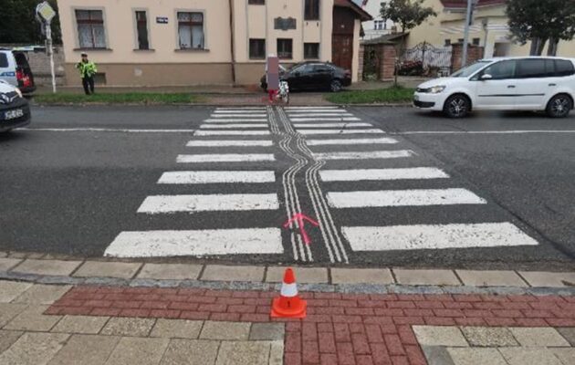 Řidička na přechodu narazila do dvou dětí, musely na ošetření do nemocnice