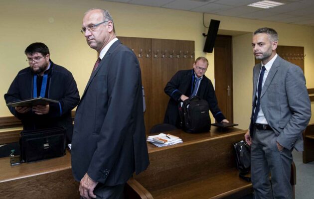 Za manipulaci tendrů má jít do vězení i bývalý poradce hejtmana