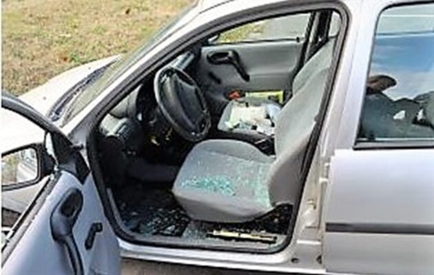 V noci chtěl zřejmě ukrást auto, rozbil kamenem okno a manipuloval s kabely