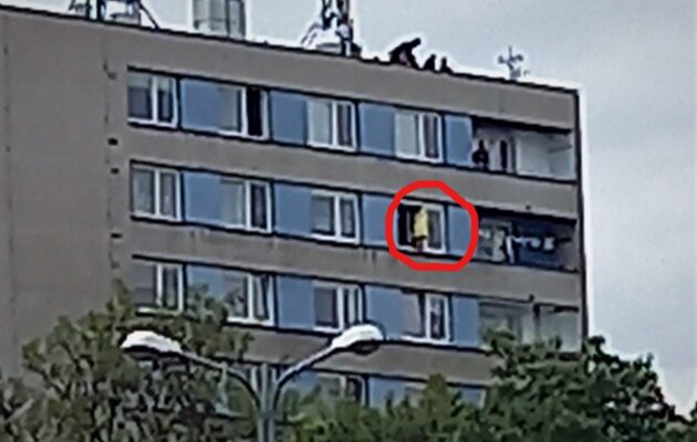 Žena chtěla skočit z okna v 11. patře, vyjednavači ji sebevraždu překazili