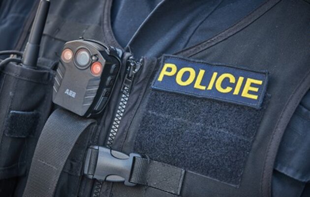 Muž z Hradce vyhrožoval policistům i úředníkům. Došla si pro něj zásahovka