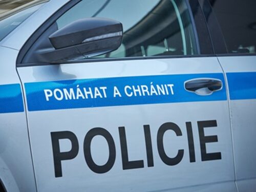 Policie obvinila muže z Hradce, jehož pes napadl ženu, která roznášela letáky