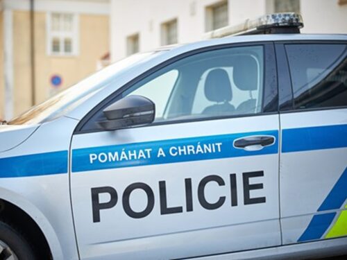 Falešní policisté a bankéř na Hradecku podvedli dvě ženy, přišly o miliony