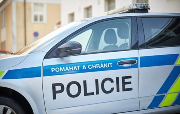Falešní policisté a bankéř na Hradecku podvedli dvě ženy, přišly o miliony