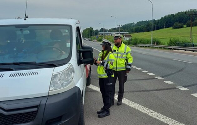 Policejní hlídky vyrážejí na silnice, zaměří se mimo jiné na alkohol u řidičů
