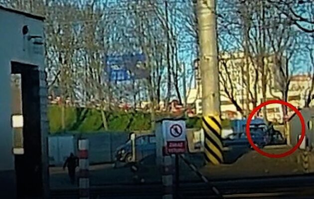 Cyklista půjčil běžícímu policistovi kolo, ten na něm pronásledoval cizince