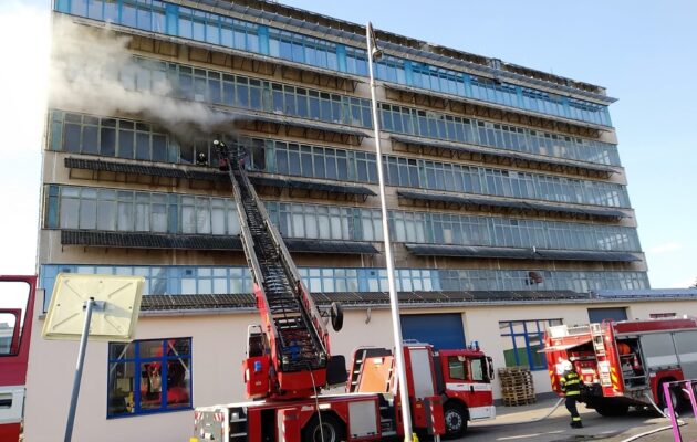 V budově řádil požár, oheň způsobil škodu za 10 milionů korun