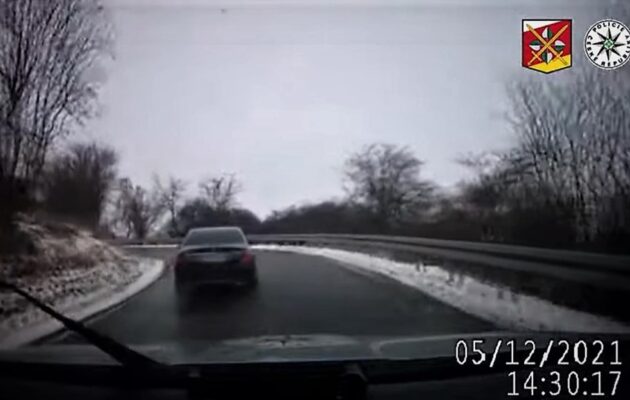 Cizinec ujížděl 180 kilometrovou rychlostí, on i spolujezdec požili kokain