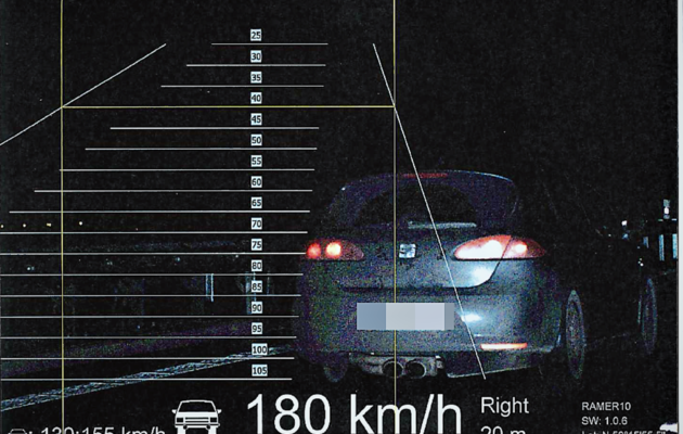 První „rekordman“ na D11, řidič pod drogami uháněl rychlostí 180 kilometrů
