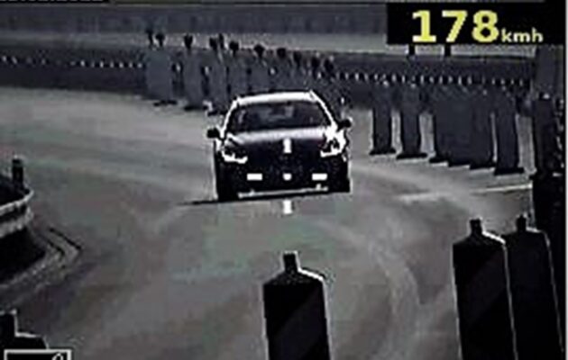 Měl zřejmě naspěch, sešlápl plyn a jel rychlostí téměř 180 kilometrů v hodině