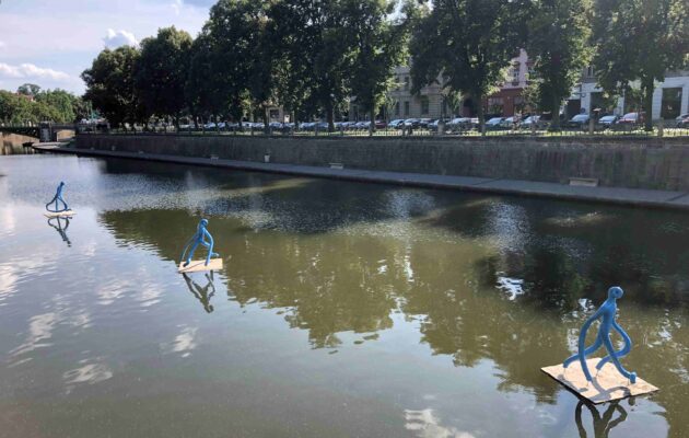Představuji si, že sochy na sebe stáhly modř čisté oblohy, řekl sochař Gabriel