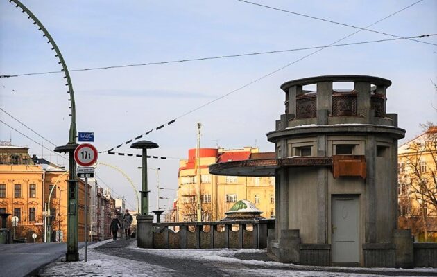 Rekonstrukce dalšího z historických kiosků na Pražském mostě se blíží do finále
