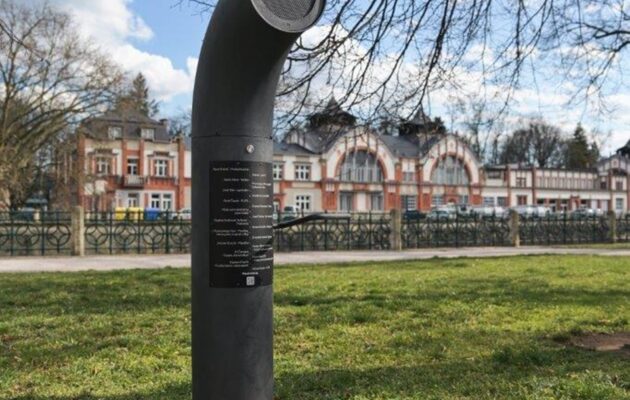 Hradec má svůj první Poesiomat. Najdete ho Tylově nábřeží