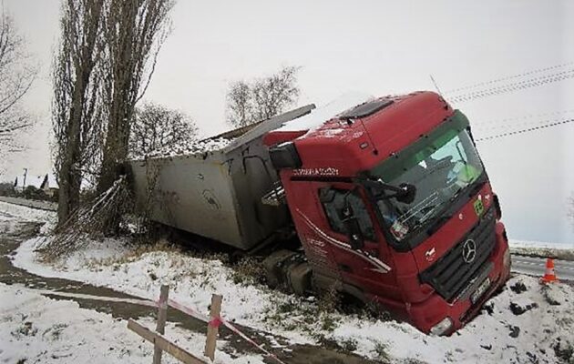 Při prvním sněhu se hojně bouralo, při 31 nehodách to odnesly hlavně plechy