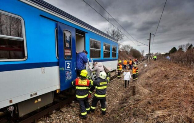 Smrt na kolejích, vlak srazil seniora! Zřejmě šlo o sebevraždu