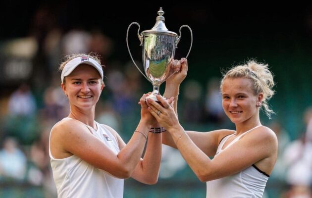 Trofej i pro Hradec. Siniaková s Krejčíkovou ovládly Wimbledon