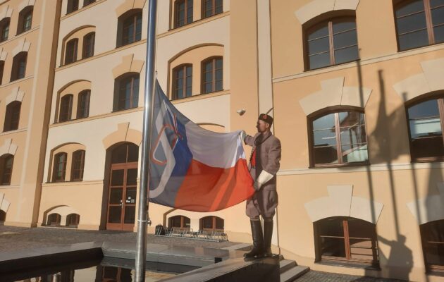 Před magistrátem i krajským úřadem vyvěsili sokolskou vlajku