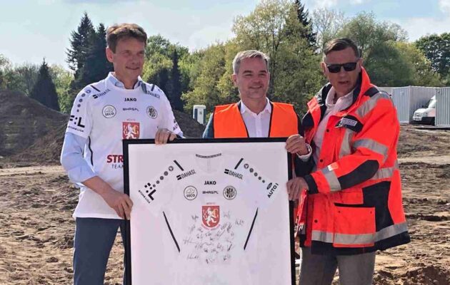 Šéf Strabagu navštívil rostoucí stadion. Rapid přijede, potvrdil