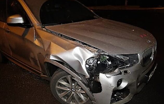 Bavorák se střetl se srnou, ta utekla do lesa. Škoda je čtvrt milionu