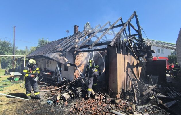 FOTO: Ve Svinarech hořel rodinný dům, zasahovalo šest jednotek hasičů