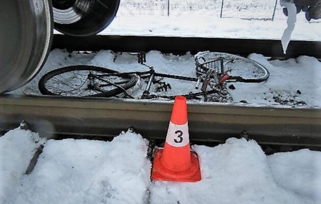 Cyklista vjel na přejezd a nepřežil střet s vlakem, hledají se svědci tragédie