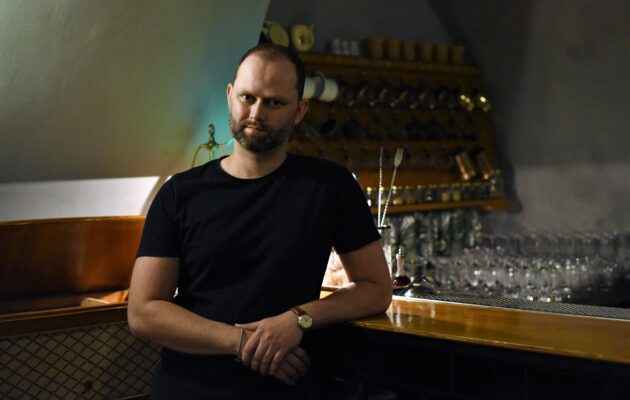 Barmanské umění na místě ukrytém očím, pod Bílou věží