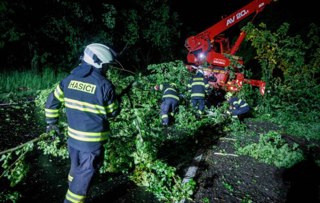 V hradeckém kraji je po bouřce bez elektřiny asi 15.500 domácností