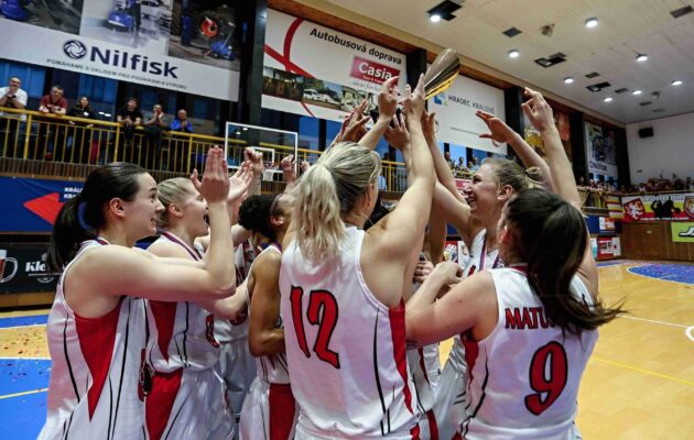 Fantastická sezona! Hradecké basketbalistky slaví ligový bronz
