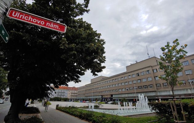 Studenti UMPRUM pomohou Hradci s oživením náplavek a Ulrichova náměstí