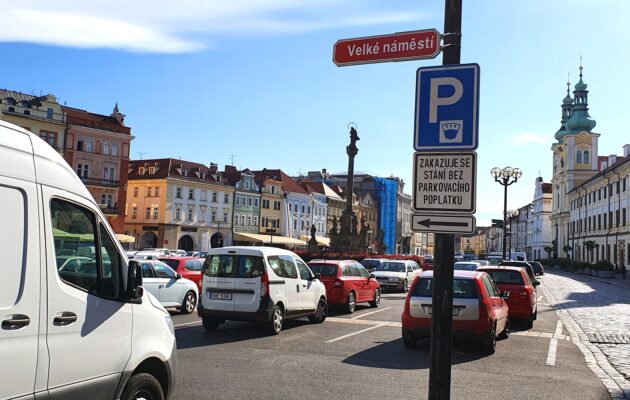 Velké náměstí zatím působí jako parkoviště, časem se tam má vrátit život