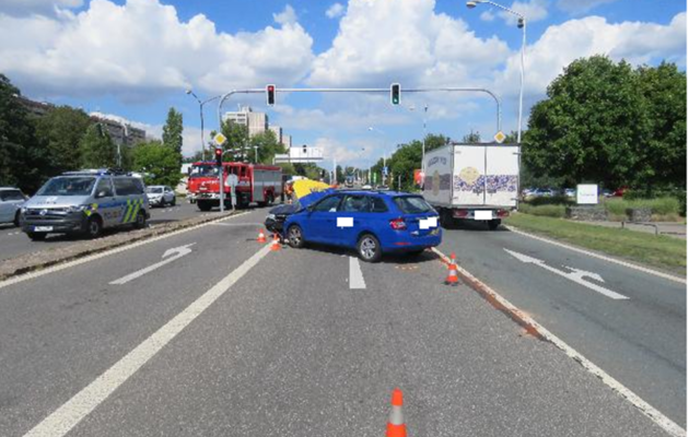 Senior jel na Hradubické na červenou, způsobil nehodu tří aut