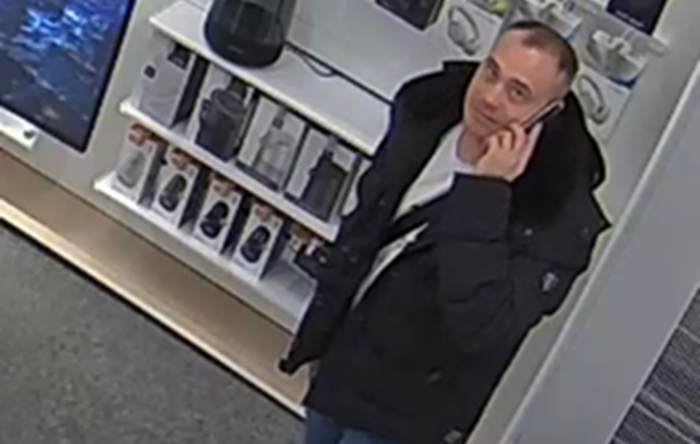 Muž ukradl v hradeckém obchodním centru sluchátka za 10 tisíc. Poznáte ho?