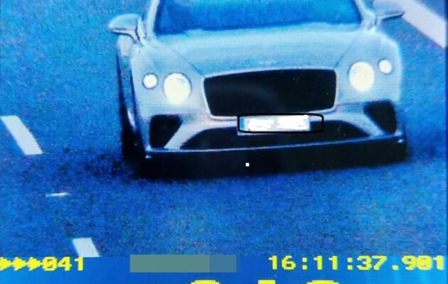 Rekordman na D11. Řidič v Bentley se řítil na Hradec rychlostí 218 km/h
