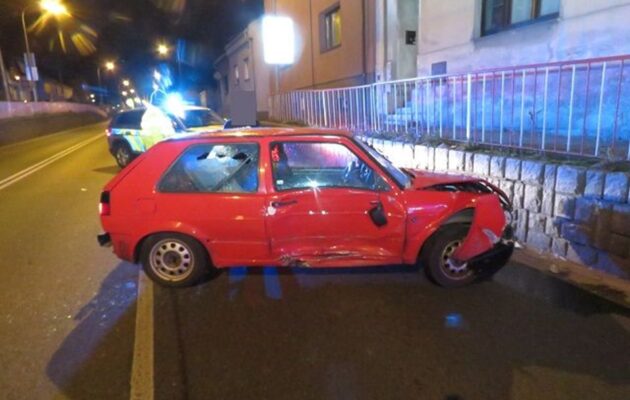 VIDEO: Opilý řidič se řítil Hradcem rychlostí 120 km/h, policistům neujel