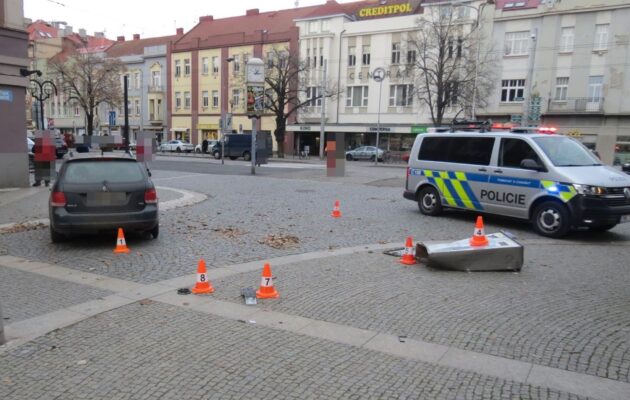 Pokus o vraždu na Baťkově náměstí. Muž svého soka úmyslně srazil autem