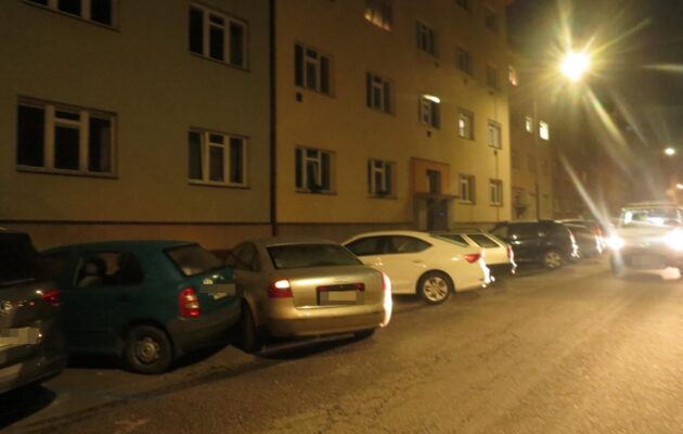 Opilý cizinec ujížděl nočním Hradcem policistům, hrozí mu až tři roky vězení