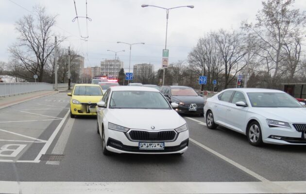 Řidička nabourala u nemocnice do auta před sebou. Nadýchala tři promile