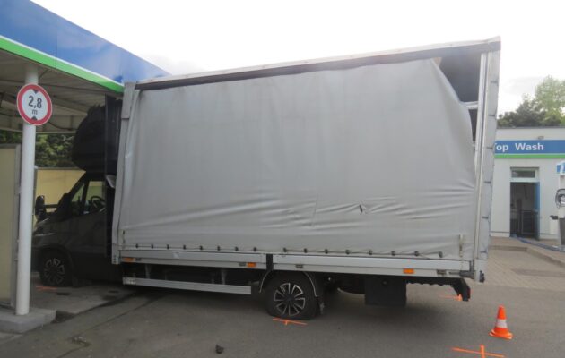 Zase ta výška! Dodávku zaseknutou v mycím boxu museli vyprostit hasiči