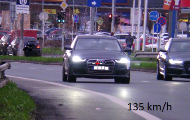 Další pirát silnic. Mladík jel po hradeckém okruhu rychlostí 135 km/h