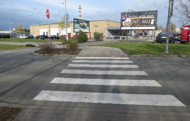 Neznámý řidič srazil na přechodu dítě a ujel. Pátrá po něm policie