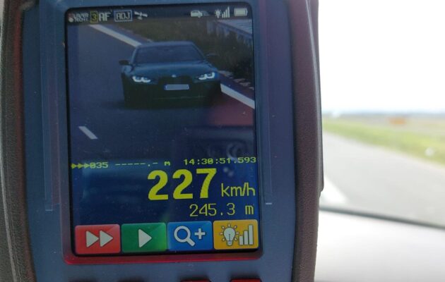 VIDEO: Řidič v BMW jel po dálnici z Jaroměře do Hradce rychlostí 227 km/h
