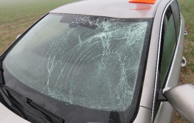 Nebezpečná cesta ze Stěžer do Hradce. Cyklistka vjela přímo pod auto