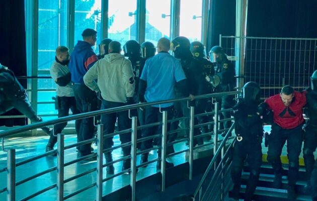 OBRAZEM: Policisté na zimním stadionu nacvičovali zásah proti fanouškům